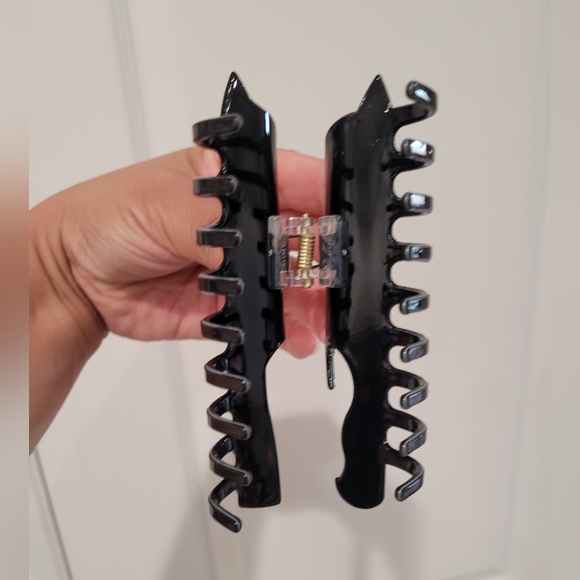 Chucky and Tiffany Hairclip - Picture 4 of 4